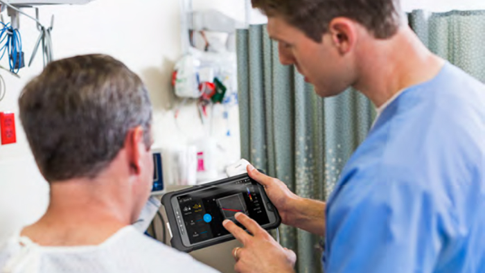 Un medic lucr&acirc;nd la tabletă