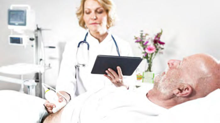 Asistentă medicală utiliz&acirc;nd produsul Lumify