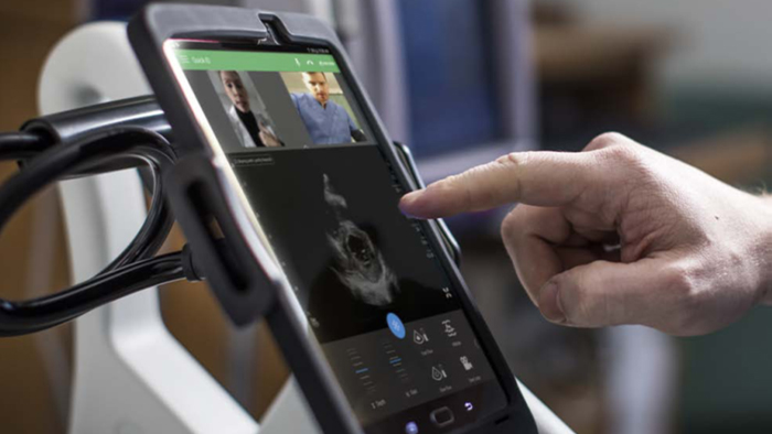 Medic verific&acirc;nd aplicaţia