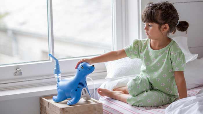 copil cu mască Sami the Seal (Foca Sami)