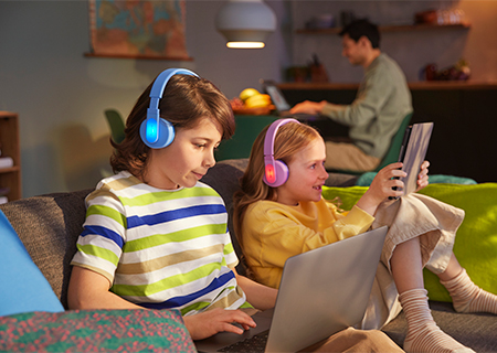 Copiii care utilizează funcţia panourilor luminoase, colorate, a căştilor auriculare Philips