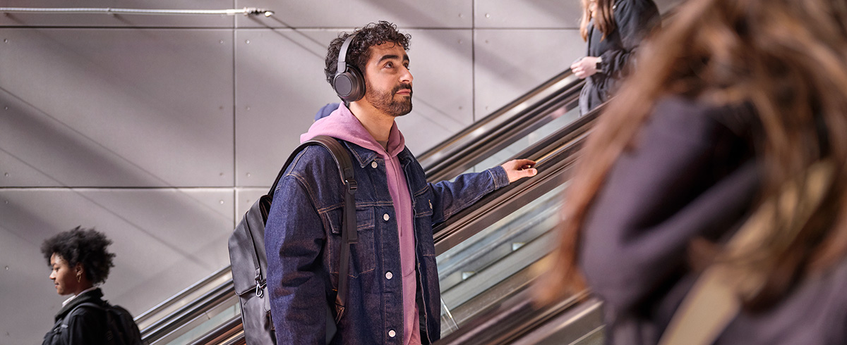 Bărbat purt&acirc;nd căști Philips cu anulare a zgomotului