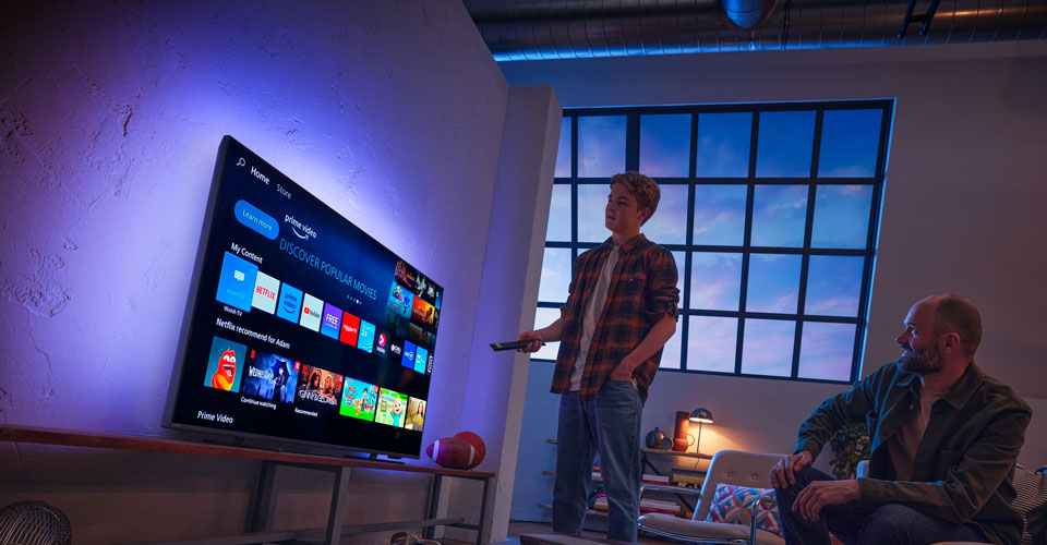 Doi bărbați interacționează cu un Titan OS