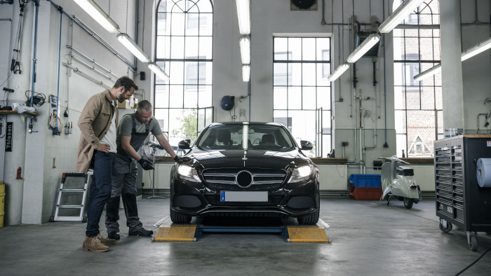 Schimbă becurile în pereche