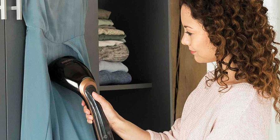 netezire cute haine cu aparatul de călcat vertical cu aburi Philips Steam & Go Plus