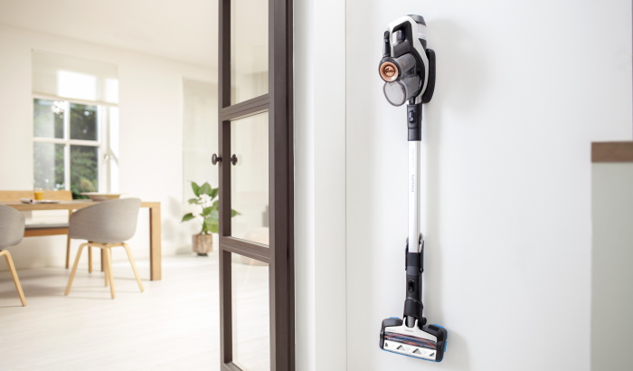 Cum &icirc;ți face un aspirator vertical cu mop viața mai ușoară 