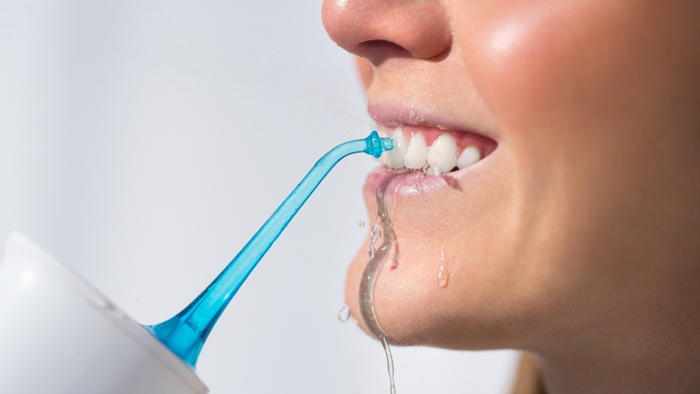 Cum se foloseste dusul bucal pentru o igiena corecta