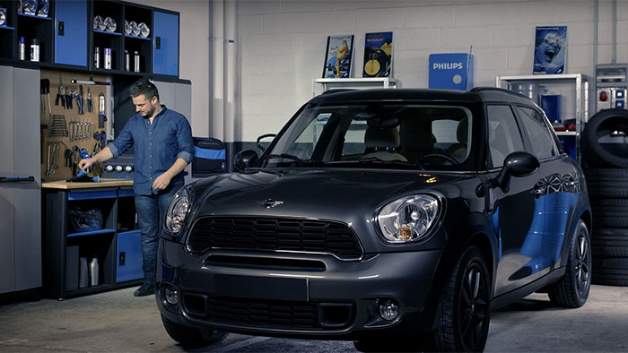 Cum se &icirc;nlocuiesc becurile de far pe Mini Cooper Countryman