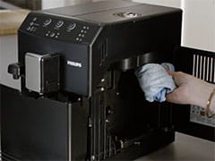 Apă sub espressorul Philips Saeco